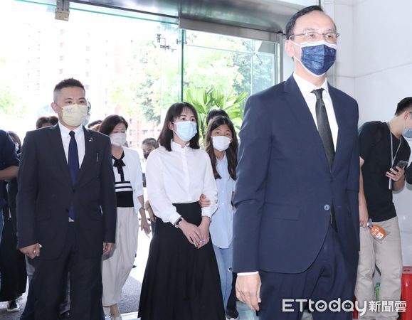 快訊／朱立倫令降半旗悼安倍晉三　新黨明動員衝國民黨抗議 | ETtoda