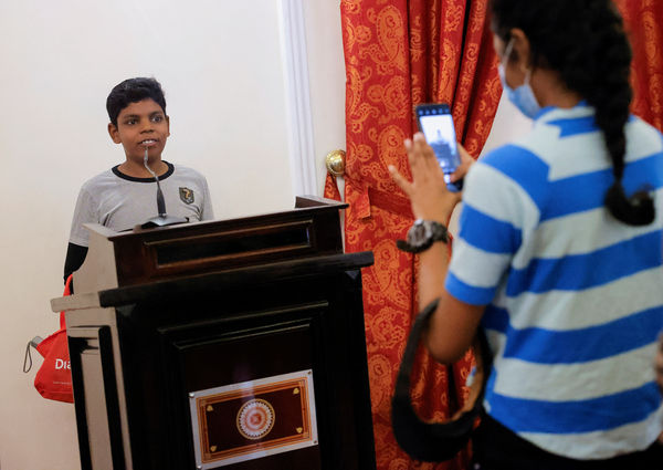 ▲▼斯里蘭卡抗議民眾闖入總統府與總統官邸，還有警察在官邸內健身房拍照。（圖／路透）