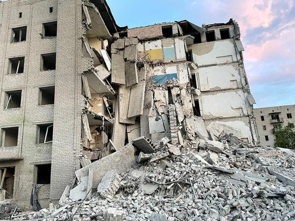 ▲▼俄軍轟炸頓內茨克州(Donetsk)察蘇夫雅市(Chasiv Yar)一棟5層樓公寓，目前15死。（圖／路透社）