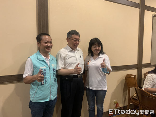 ▲台灣民眾黨主席柯文哲南下雲林為黨提名的縣議員候選人站台，國民黨籍雲林縣長張麗善以私人行程，特地前往與柯文哲合體同台，全力支持林靖冠。（圖／記者蔡佩旻攝）