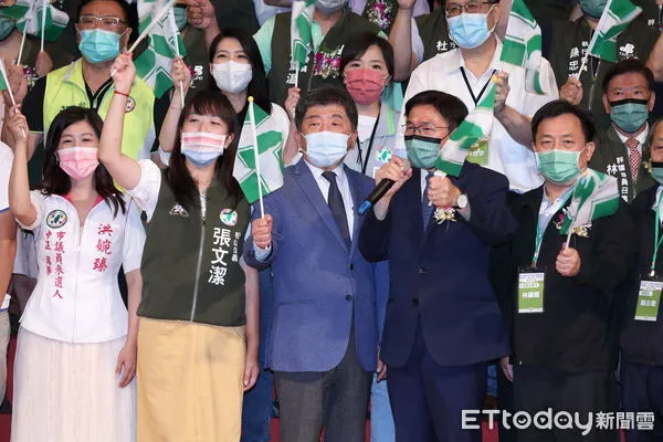▲▼民進黨台北市黨部新任主委張茂楠就職典禮7/11舉行，剛出爐的民進黨台北市長參選人陳時中與26名民進黨台北市議員參選人同台高喊凍蒜，營造勝選團結氣勢。（圖／記者湯興漢攝）