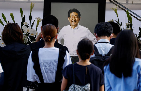 ▲▼ 日本前首相安倍晉三,獻花。（圖／路透）