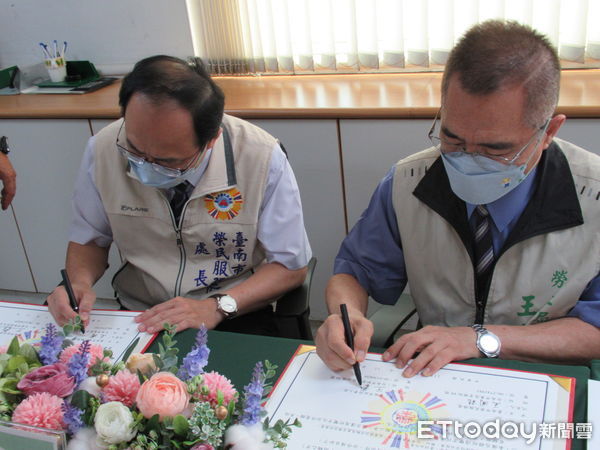 ▲國軍退除役官兵輔導委員會台南市榮民服務處王國能處長，特邀勞工局王鑫基局長共同簽署「協助促進國軍退除役官兵就業合作備忘錄」。（圖／記者林悅翻攝，下同）