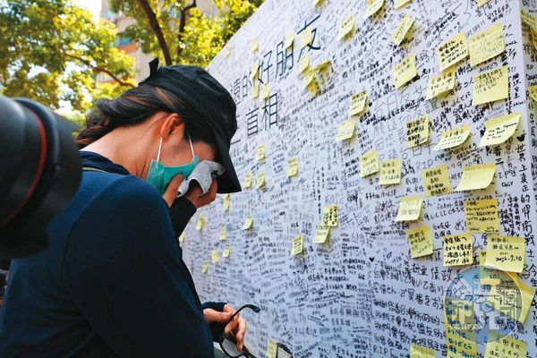 安倍晉三猝逝，台灣民眾踴躍到日台交流協會外追思。