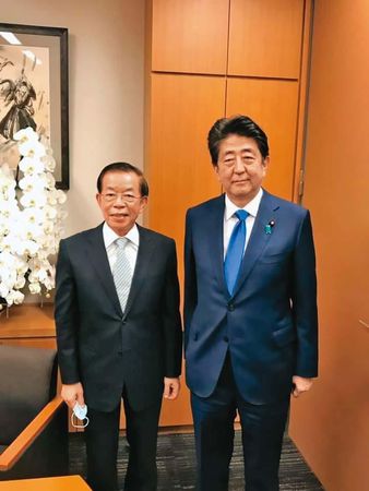 安倍晉三遇刺的前一週，謝長廷才陪同台灣日本關係協會會長蘇嘉全拜訪安倍。（翻攝謝長廷臉書）