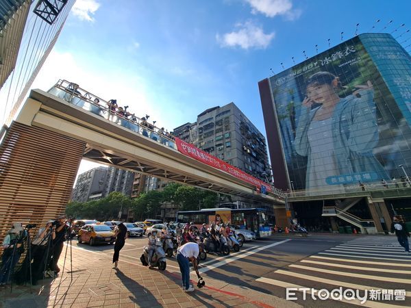 ▲▼台北世貿人行陸橋將拆,12日將封閉攝影愛好搶拍留念 。（圖／王勇盛攝）