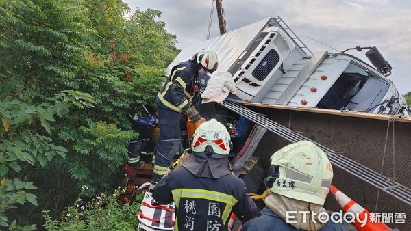 ▲▼國道楊梅車禍。（圖／記者沈繼昌翻攝）