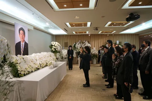 ▲▼監察院長陳菊偕同監察院副院長李鴻鈞及22名監察委員悼念致意前日本首相安倍晉三。（圖／監察院提供）