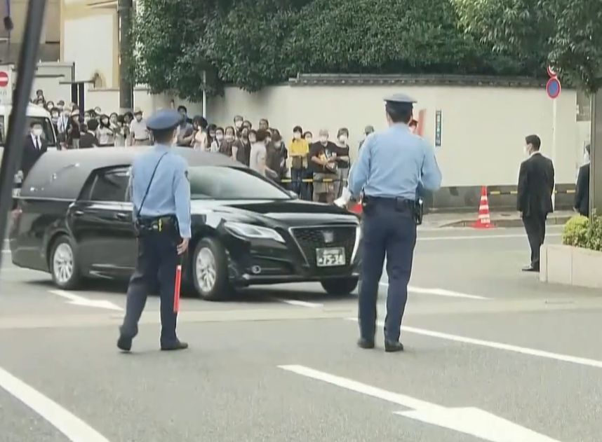 ▲▼安倍靈車駛入品川殯儀館。（圖／翻攝自AP Live）