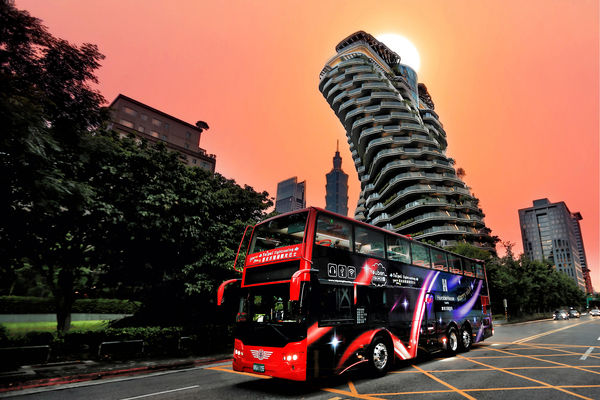 ▲寒舍艾麗酒店打造紫色外觀的「星空巴士」,7/15上路。（圖／寒舍艾麗酒店提供）