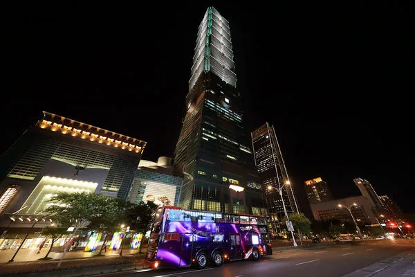 ▲寒舍艾麗酒店打造紫色外觀的「星空巴士」,7/15上路。（圖／寒舍艾麗酒店提供）