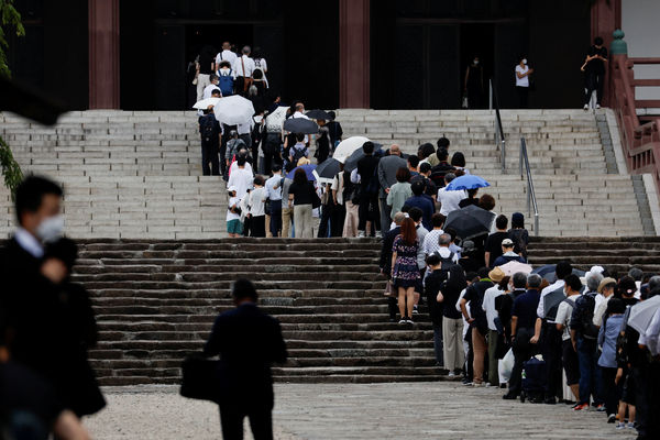 ▲▼前日本首相安倍晉三遇刺身亡，在增上寺舉行守靈儀式及葬禮，悼念民眾忍不住拭淚。（圖／路透）