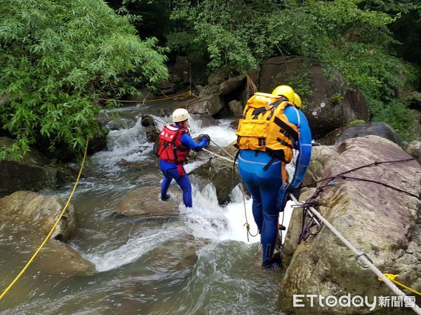 ▲▼登山客加里山遇溪水暴漲幸有繩子救命，熱心民眾溪水綁繩影片曝光。（圖／苗栗縣消防局提供）