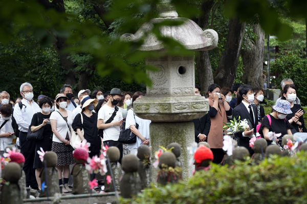 ▲前日本首相安倍晉三遇刺身亡，悼念民眾忍不住落淚。（圖／達志影像／美聯社）