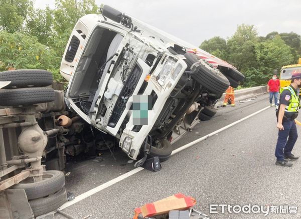 ▲國道南下74.5K處楊梅與湖口交界路段今（12）日清晨發生重大車禍，大貨車失控撞翻內側施工的工程車，警方人員現場處理。（圖／記者沈繼昌翻攝）