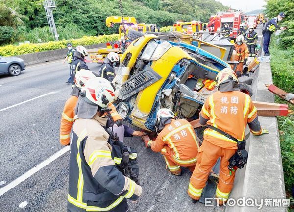 ▲國道南下74.5K處楊梅與湖口交界路段今（12）日清晨發生重大車禍，消防人員以破壞器材將受困2人救出。（圖／記者沈繼昌翻攝）