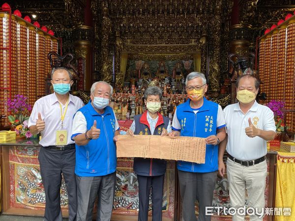 ▲台南安平開台天后宮常務監事黃鏡月，主動捐出70年前拜為虎爺契子的文書，董事長吳福春等人表達萬分感謝之意。（圖／記者林悅翻攝，下同）