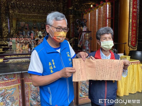 ▲台南安平開台天后宮常務監事黃鏡月，主動捐出70年前拜為虎爺契子的文書，董事長吳福春等人表達萬分感謝之意。（圖／記者林悅翻攝，下同）