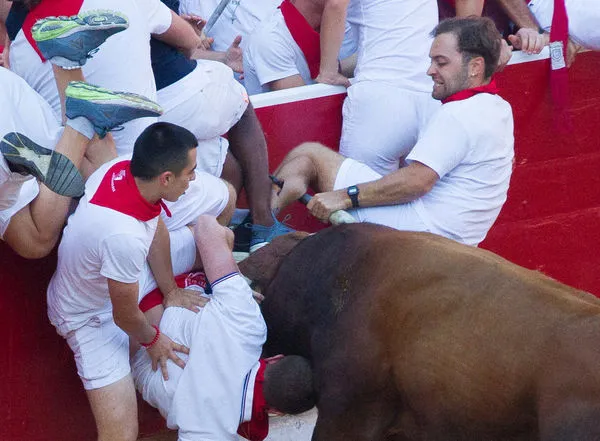 ▲▼西班牙潘普洛納(Pamplona)舉行奔牛活動，目前3男受傷。（圖／路透社）