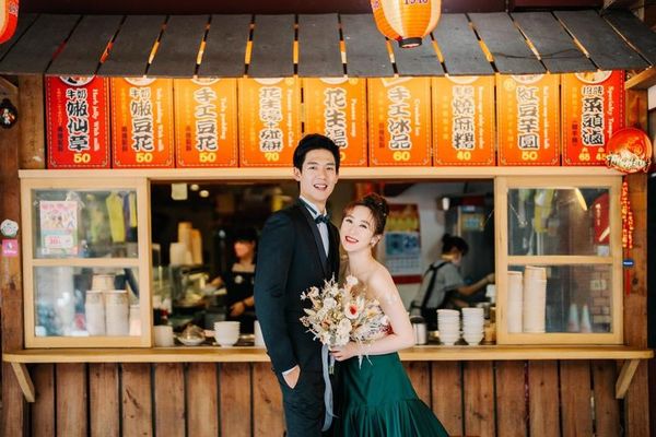 蔡允潔（右）與老公Fraser（左）日前到基隆、瑞芳等地拍攝婚紗照。（The stage美式婚禮婚紗提供）