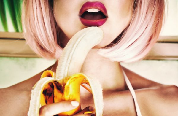 ▲▼女性吃香蕉。（圖／翻攝自免費圖庫pexels）