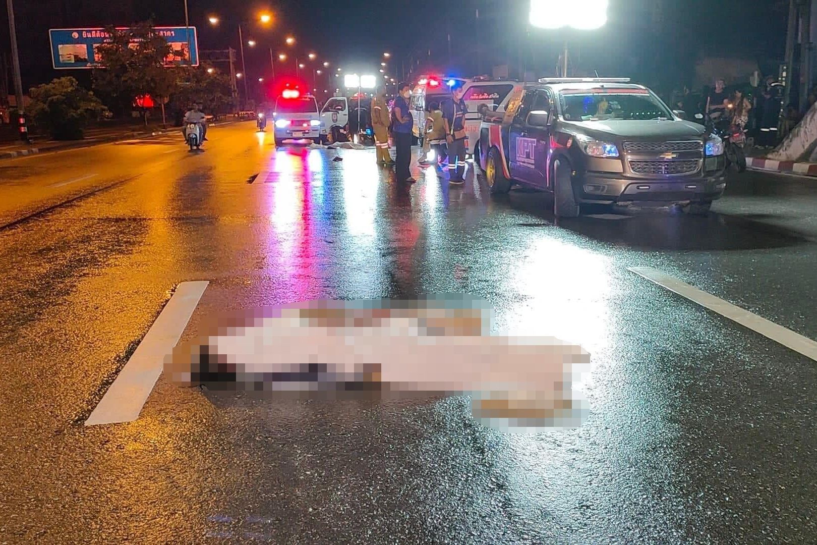 ▲▼ 泰國男女半夜站路中央吵架被撞死。（圖／翻攝自臉書）