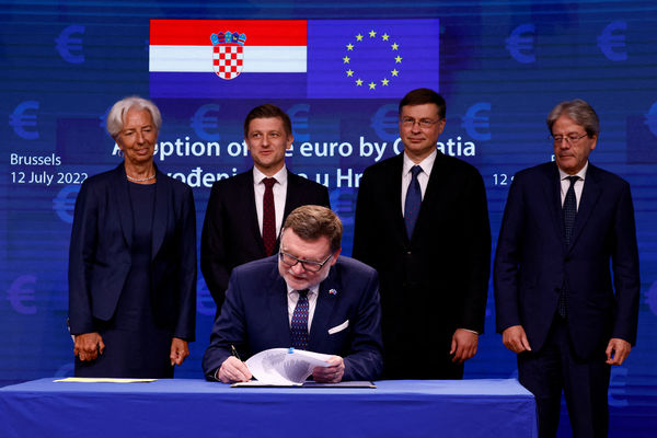 ▲▼克羅埃西亞採用歐元的簽字儀式在布魯塞爾舉行。（圖／路透）