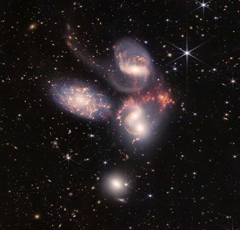 ▲▼韋伯太空望遠鏡首批星系團全彩照-史蒂芬的五重奏。（圖／翻攝自Facebook／NASA`s James Webb Space Telescope）