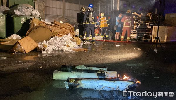 ▲▼新店一間廢紙倉庫發生火警。（圖／記者游宗樺攝）