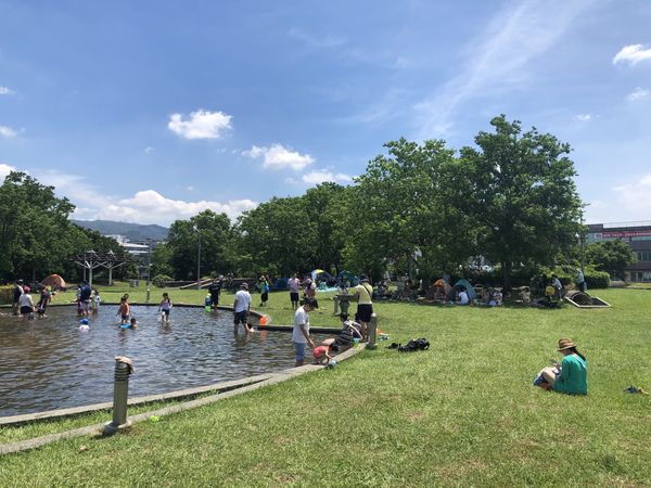 ▲內湖運動公園極限運動場已整修完成，可以讓各路滑板好手前來挑戰。而「親子戲水池」也在7月15日至9月30日免費開放民眾戲水。（圖／衛工處提供）