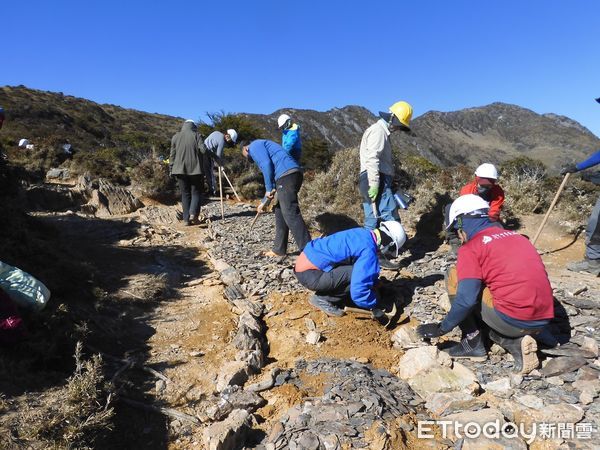 ▲▼嘉明湖手作步道鋪面整理土石回填。（圖／台東林管處提供，資料照片下同）