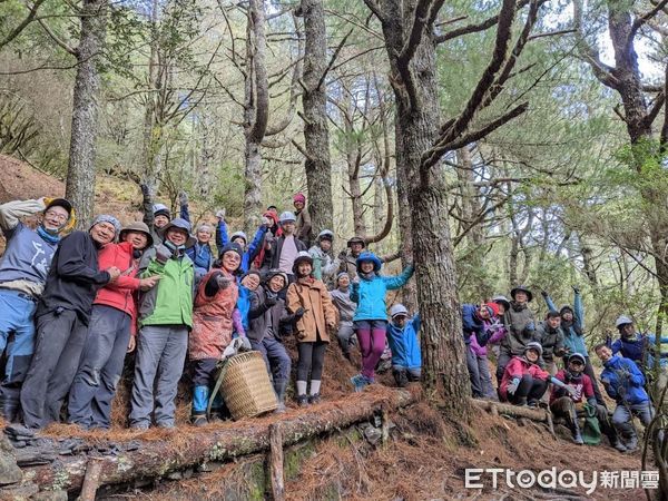 ▲▼嘉明湖手作步道鋪面整理土石回填。（圖／台東林管處提供，資料照片下同）