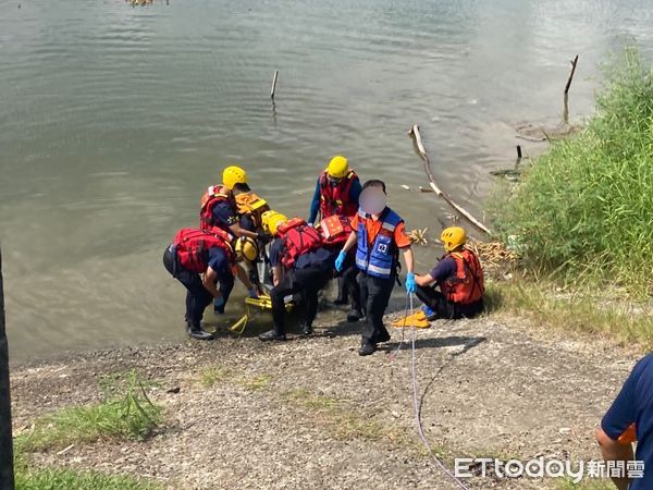 ▲台南市安南區鹽水溪出海口，上午近9時許，驚傳發現浮屍，消防人員到場下水將浮屍打撈上岸，交由市警三分局查明死者身分，並報請檢察官相驗釐清死因中。（圖／民眾提供，下同）