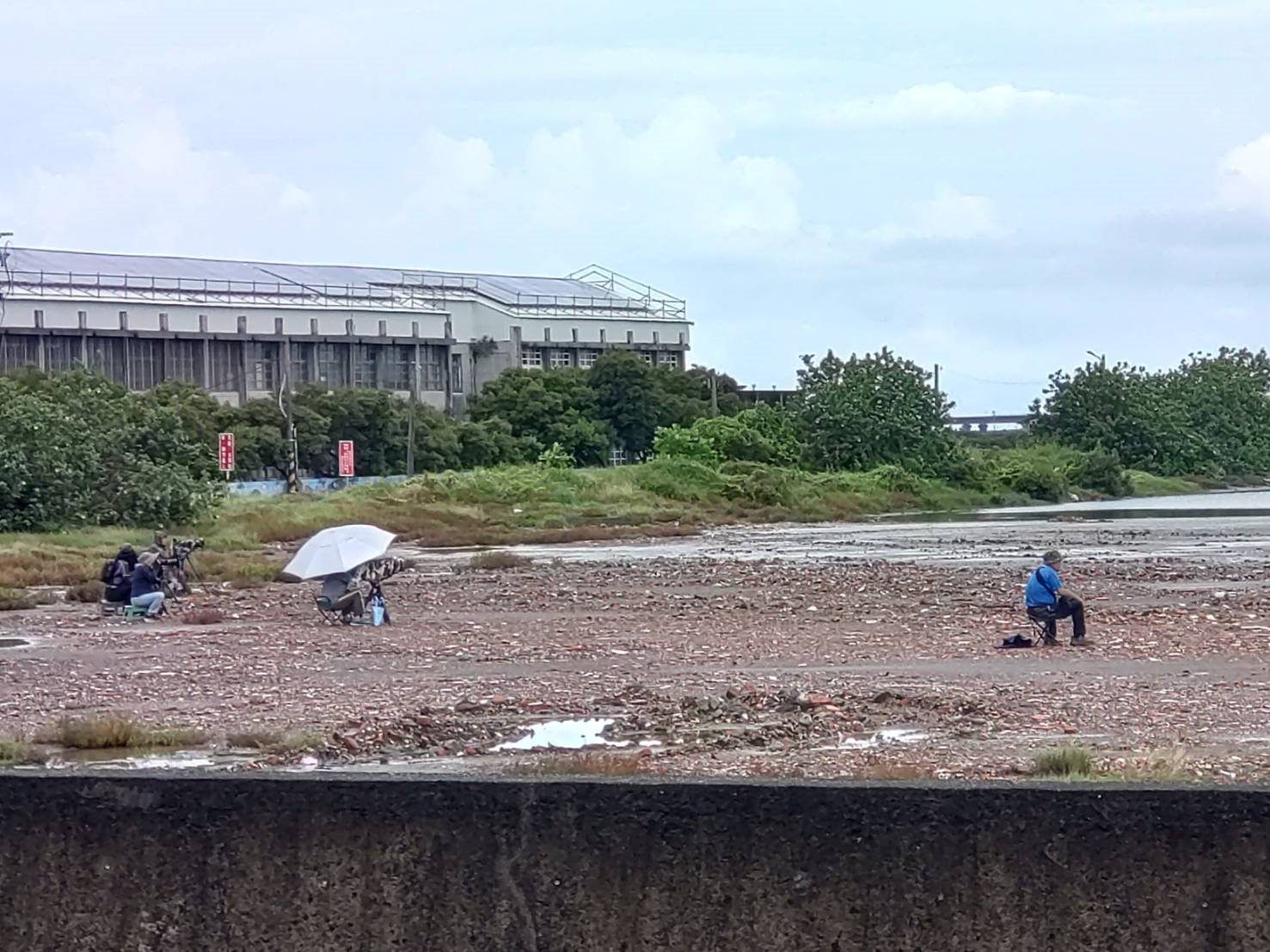 ▲▼為避免民眾誤闖台南市七股區頂山鹽灘地，影響鳥類繁殖所設置的封鎖線與告示牌。（圖／台灣黑面琵鷺保育學會提供）