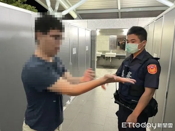 ▲警員在台東火車站廁所發現卓姓男子。（圖／記者楊漢聲翻攝）