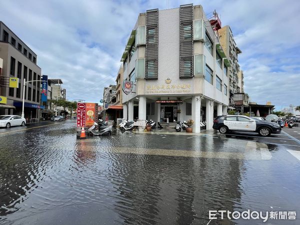 ▲旗津區在2020年時發生的海水倒灌情況             。（圖／民眾提供）