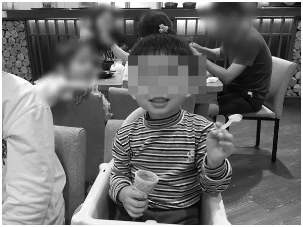 ▲▼彰化確診男童「痛到敲頭」！但蔡小弟仍不幸於13日凌晨宣告不治。（圖／翻攝爆廢公社公開版）