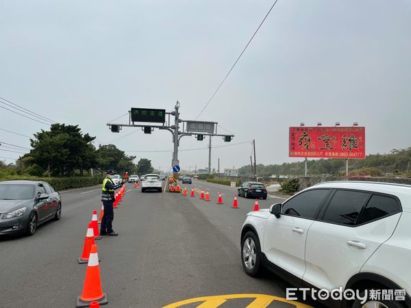 ▲國旅補助起跑防堵屏鵝公路車龍再現，屏東警方比照年假疏導交通             。（圖／記者陳崑福翻攝，下同）