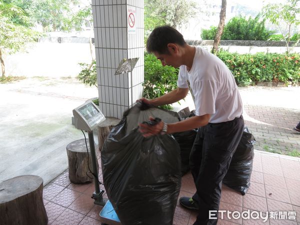 ▲屏東林管處小花蔓澤蘭快閃收購作業             。（圖／記者陳崑福翻攝，下同）