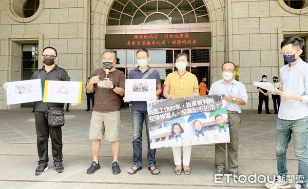 ▲桃園市空服員工會幹部今日在桃園地檢署前說明控告三名市長參選人空降投票之目的。（圖／記者沈繼昌攝）