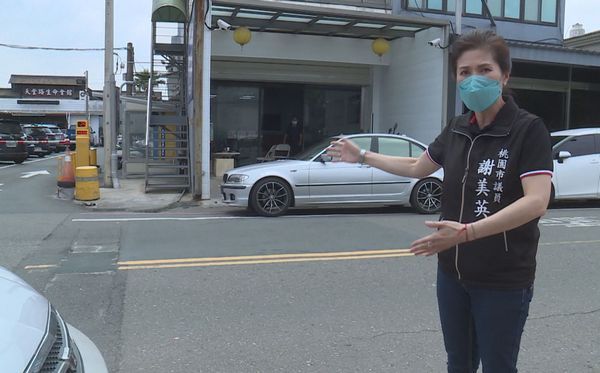 ▲道路回填坑洞月修補？中壢區市議員謝美英怒批