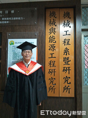 ▲崑山科技大學大胡福文，18年獲5張畢業證書，71歲取得博士學位，追求知識的腳步不停歇，終生在學海度過充實精彩人生。（圖／記者林悅翻攝，下同）