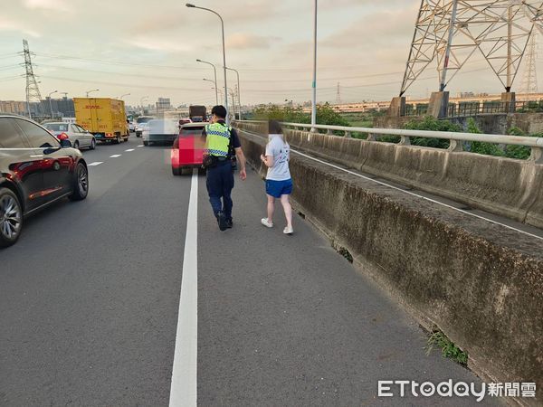 ▲▼周女所開的自小客車在快速路上突然熄火，驚慌抱膝哭坐分隔島等待救援。（圖／民眾提供，下同）