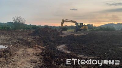 國3通霄交流道臭爆！竟是上百噸雞糞堆成小山　縣府出重手開罰