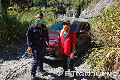 車輪卡沙地空轉　霧鹿警長使1絕招...四驅車拉繩索助脫困