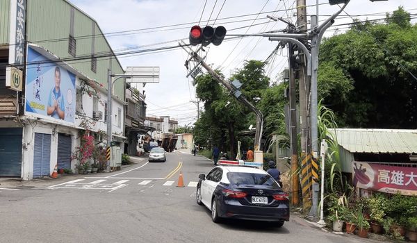 ▲▼台電好衰！拖板車「直接撞彎電桿」，高雄這區下午恐停電。（圖／記者賴文萱翻攝）