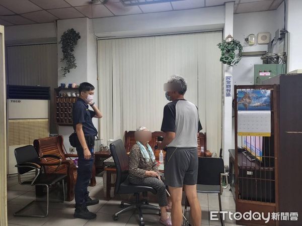 ▲潮州警分局中山路所警員劉琇如、吳奇鴻幫助阿嬤返家             。（圖／記者陳崑福翻攝，下同）