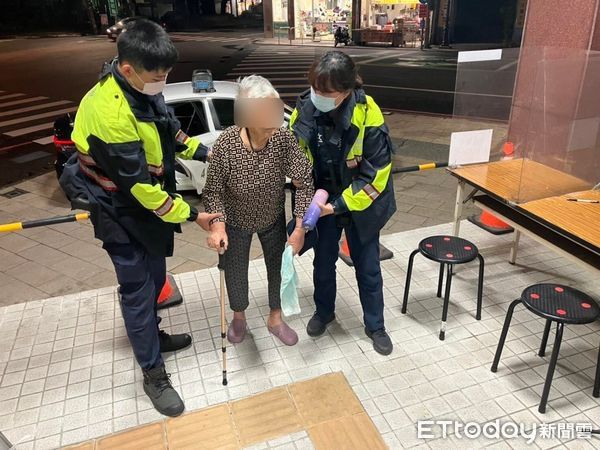 ▲潮州警分局中山路所警員劉琇如、吳奇鴻幫助阿嬤返家             。（圖／記者陳崑福翻攝，下同）