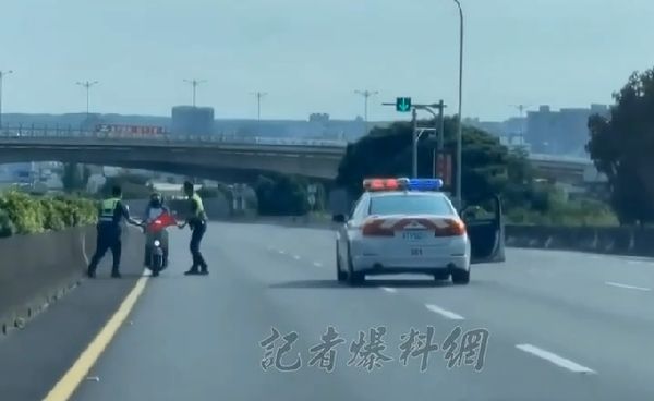 ▲▼韋姓女子騎車誤上國道，竟不顧警方攔阻，逆向狂飆。（圖／翻攝自記者爆料網）