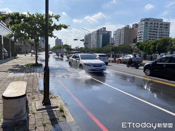 ▲▼適逢滿月，台南安平路和同平路都發生海水倒灌現象。（圖／記者林悅翻攝）